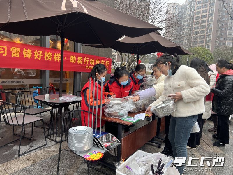 “雷小锋”们走上街头，在“爱心摊”前当起了“小小售货员”。  均为长沙晚报全媒体记者刘俊摄