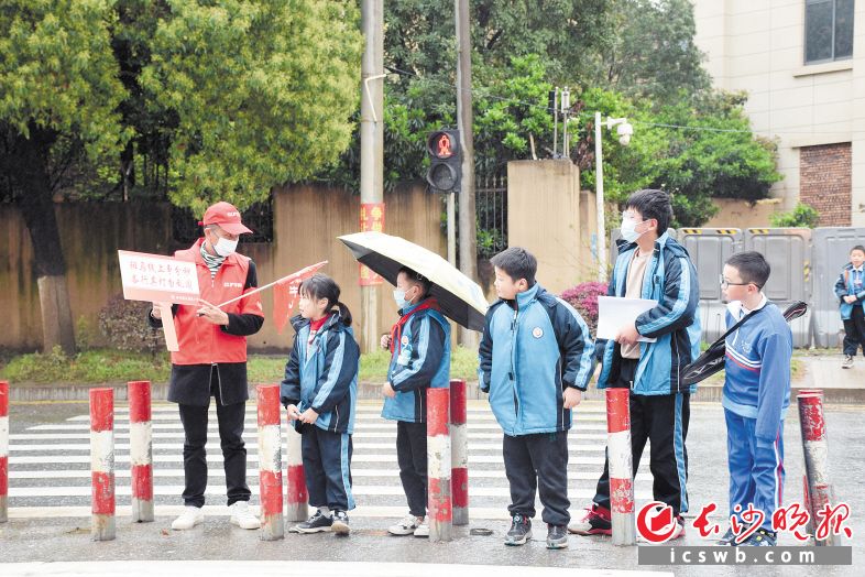 雨花区全面推广、持续推进“雷锋号护学岗”工作，构建起学校、社会、家长三方联动护学体系，设立护学岗（点）位6000余个。除署名外均为 周游 高兴 摄影报道