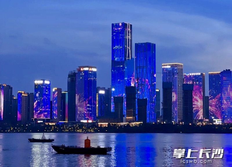 世纪城商圈滨临湘江，景色宜人。   均为长沙晚报通讯员尹竹非供图