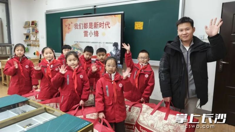 缝好姓名贴，一批队员代表自告奋勇地去帮助家长们邮寄这批爱心物资。
