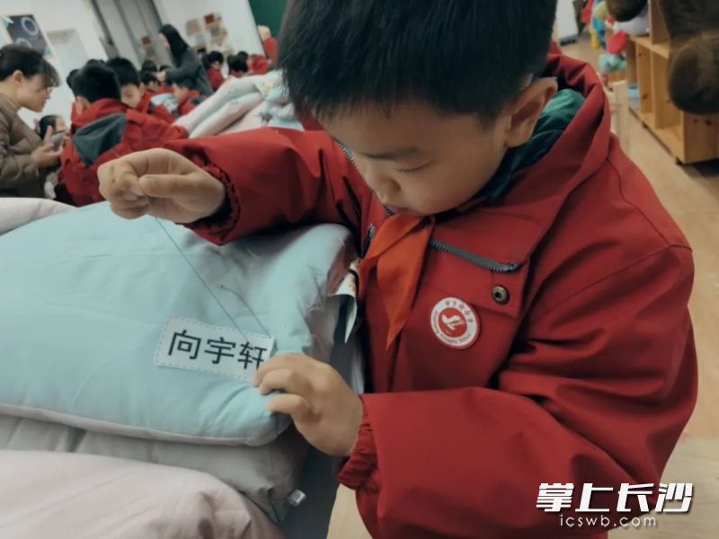 一针一线，认真专注。