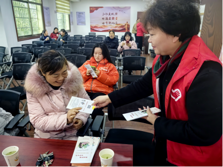 （图为发放普法宣传手册）