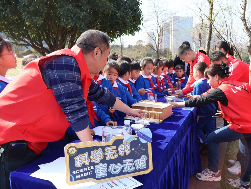 物理博士李际新老师给队员们开展有关水质检测的科普小课堂。均为长沙晚报通讯员 王笑 臧沛 摄