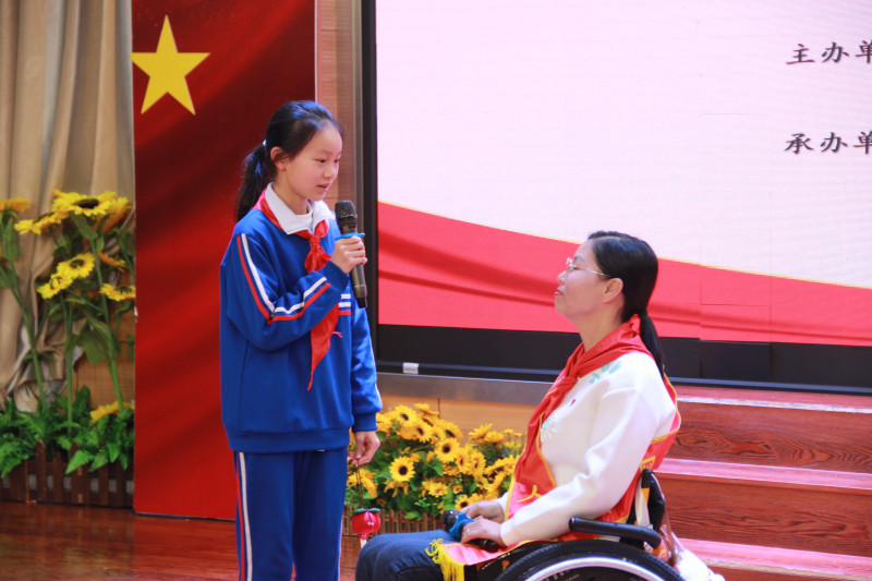 “中国好人”、美人鱼公益理事长肖卓作走进校园讲述自己的成长故事。