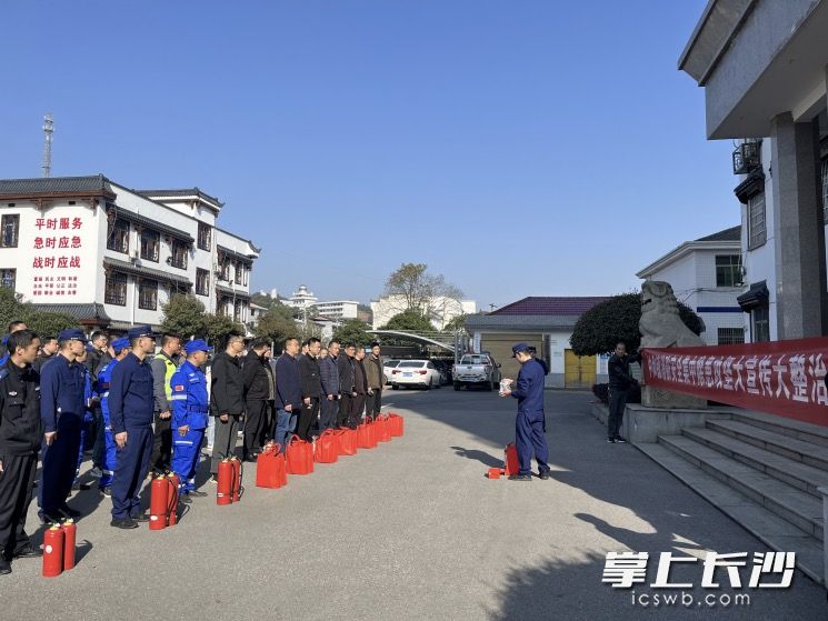 消防员正在讲解防毒面罩使用方法。