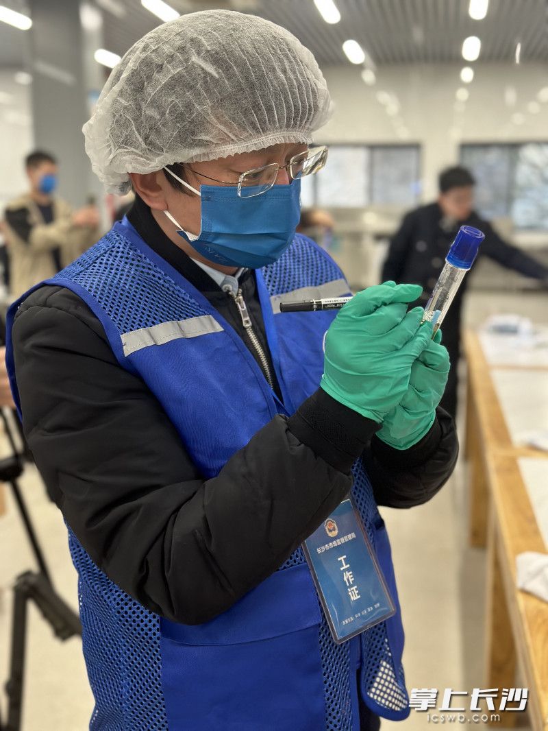 检测人员将样本封存好后带回实验室进一步检测。 检测人员将样本封存好后带回实验室进一步检测。