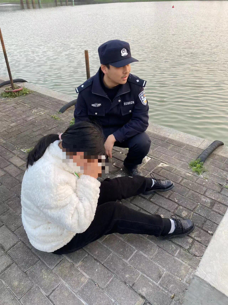民警成功救下女子 长沙晚报通讯员 刘小娇 供图