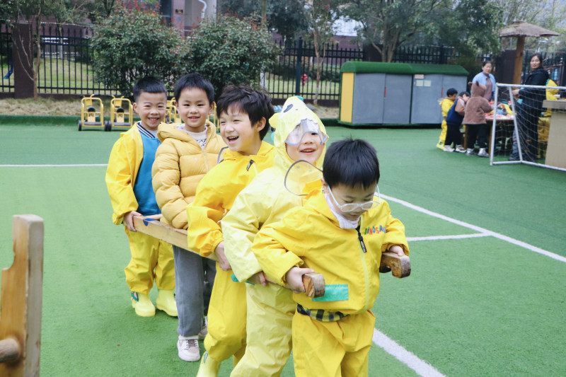 中瀚幼儿园的孩子们在玩游戏。 中瀚幼儿园的孩子们在玩游戏。