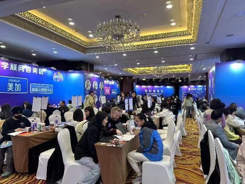 今日启德教育连续第四年发布《2024中国留学白皮书》，启德教育第57届国际教育展长沙会场上，专家对白皮书进行了详细解读。长沙晚报通讯员 李颖 摄