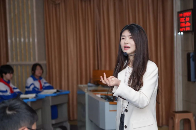 整堂课杨含阳老师采用一案到底的议题式教学，提高了学生的政治学科思维水平。