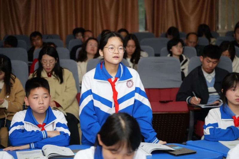 长沙市实验中学杨含阳老师的思政课上，来了80位来自兰州的老师。均为长沙晚报通讯员 刘懿夫 摄