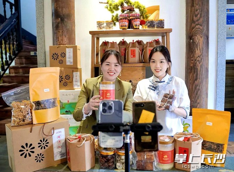 胡丹（左）在乡村振兴馆直播带货。均为妥访者供图