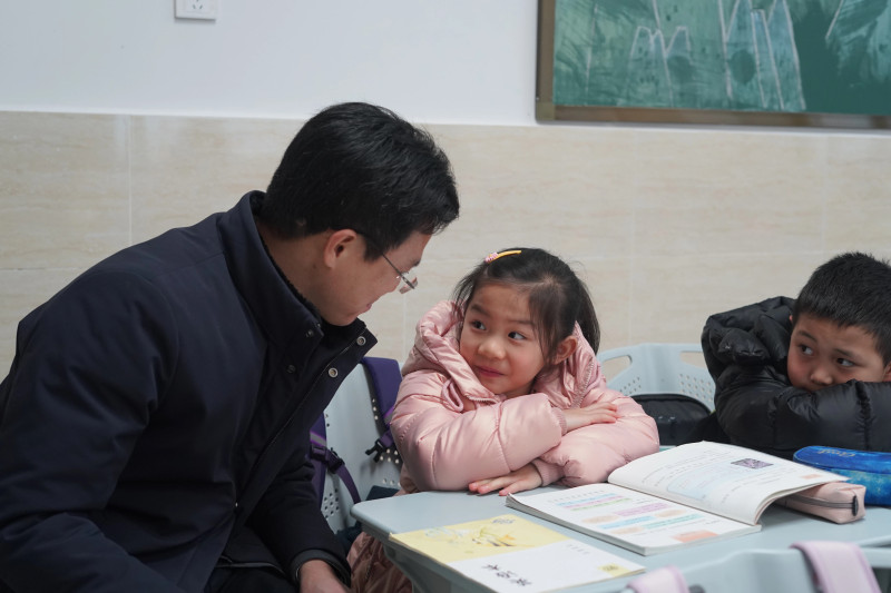 教室里来了“大同学”，小同学好奇地望一望。均为长沙晚报通讯员 陈睿 摄 