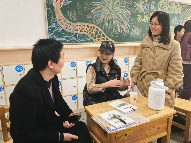 课上完了，老师走下讲台与“大同学”探讨，教研即时展开。