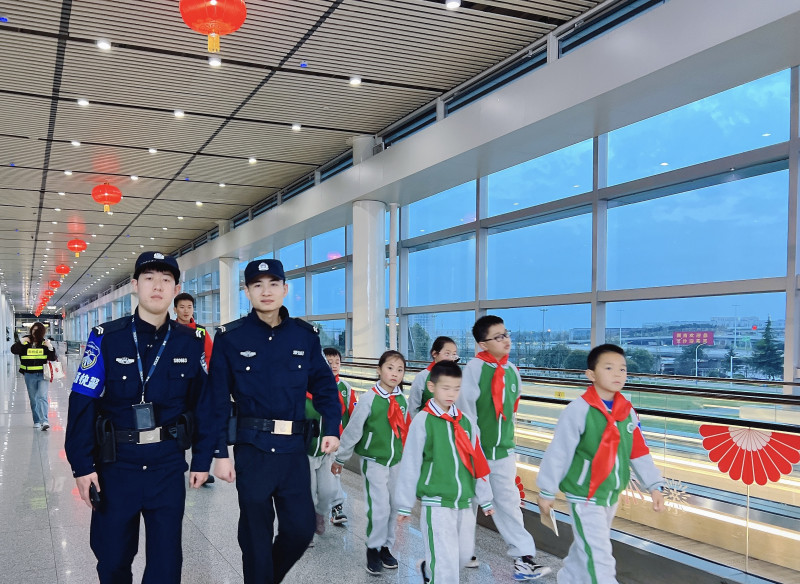 跟着机场警察叔叔一起巡逻。