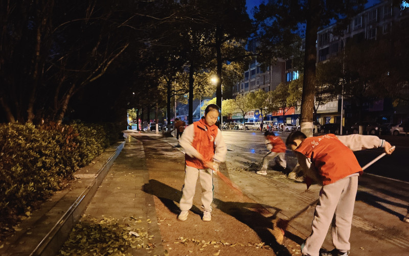 凌晨5：00，身穿“雷小锋”红马甲的环卫小队在跟着环卫工人一起作业。