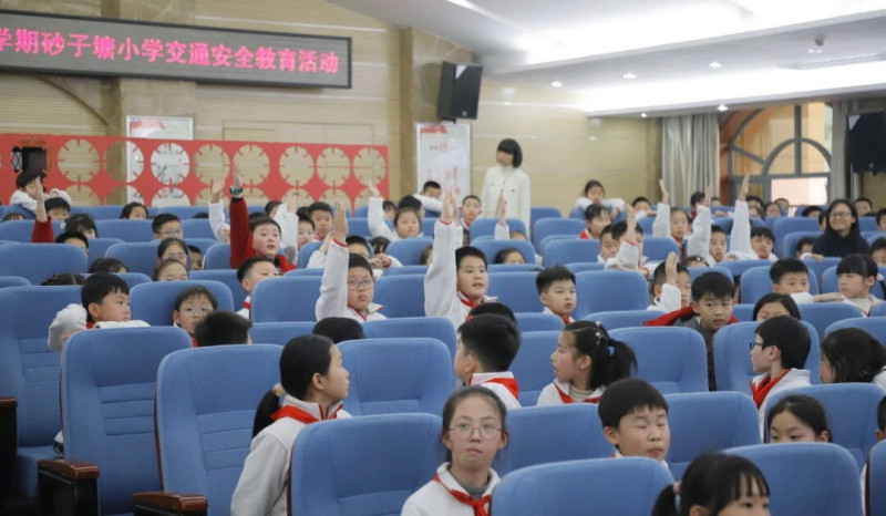 学生们热情参与互动。