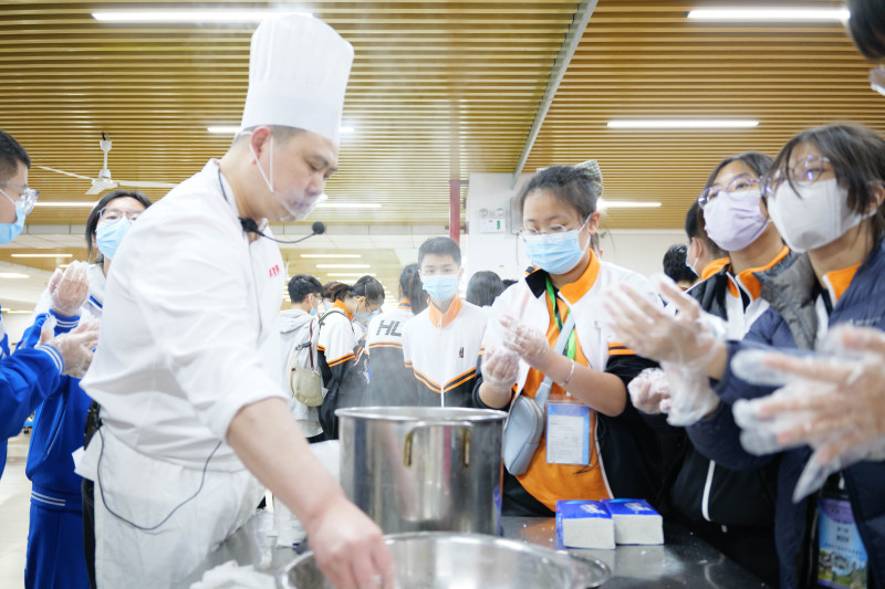 糖油粑粑制作现场。长沙晚报通讯员 刘懿夫 摄