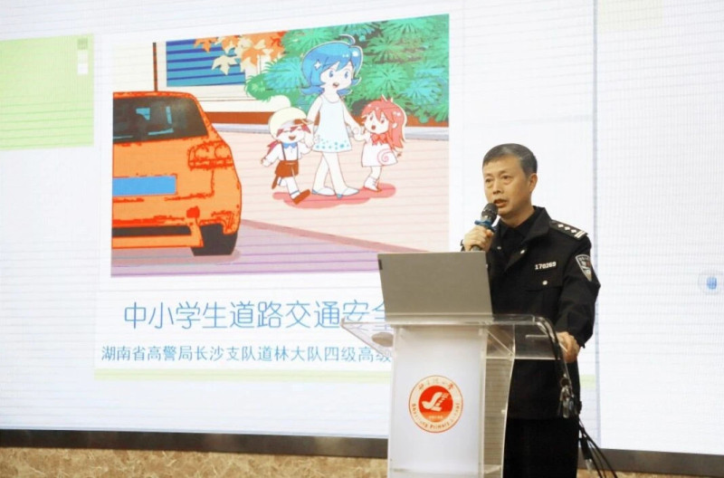 湖南省高警局长沙支队道林大队四级高级警长高朝晖，来到砂子塘小学和美校区为三年级的队员们开讲交通安全。长沙晚报通讯员 肖琪 摄