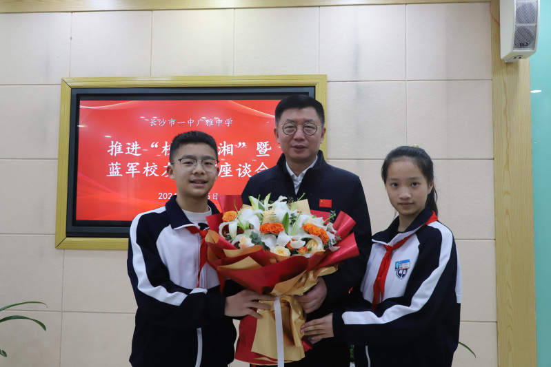 学弟学妹们给蓝军献花。长沙晚报通讯员 颜雪亚 摄
