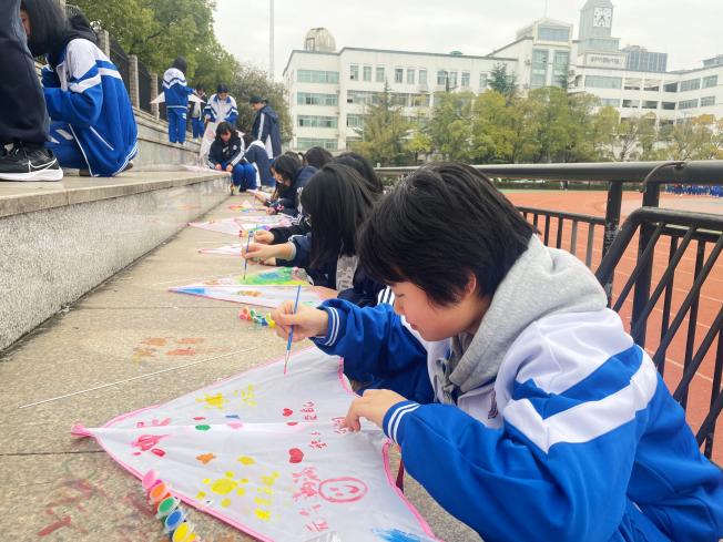 同学们创作属于自己独一份的风筝。长沙晚报通讯员 刘懿夫 摄