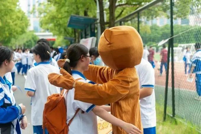 学校还会举行各种减压活动，提供“花式心理按摩”。