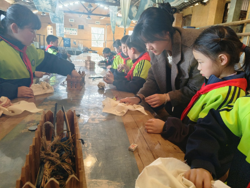 在老师的带领下亲自感受扎染的魅力。 在老师的带领下亲自感受扎染的魅力。