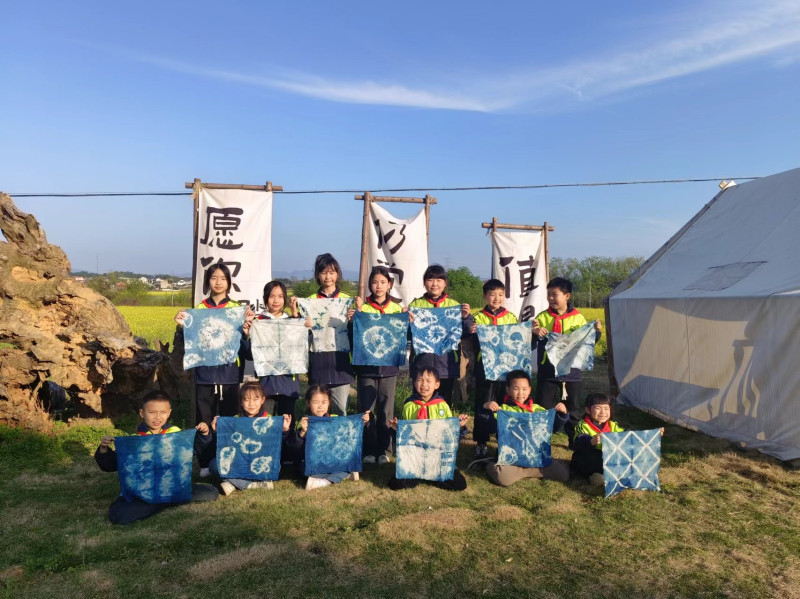 今日阳光正好,浏阳市北盛镇燕舞洲小学学生在蓝天白云下展示自己的扎染作品。长沙晚报通讯员 马龙 摄 今日阳光正好,浏阳市北盛镇燕舞洲小学学生在蓝天白云下展示自己的扎染作品。长沙晚报通讯员 马龙 摄