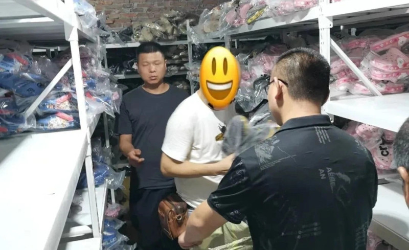 2023年5月，长沙公安民警成功打掉销售假冒名牌“洞洞鞋”的犯罪团伙