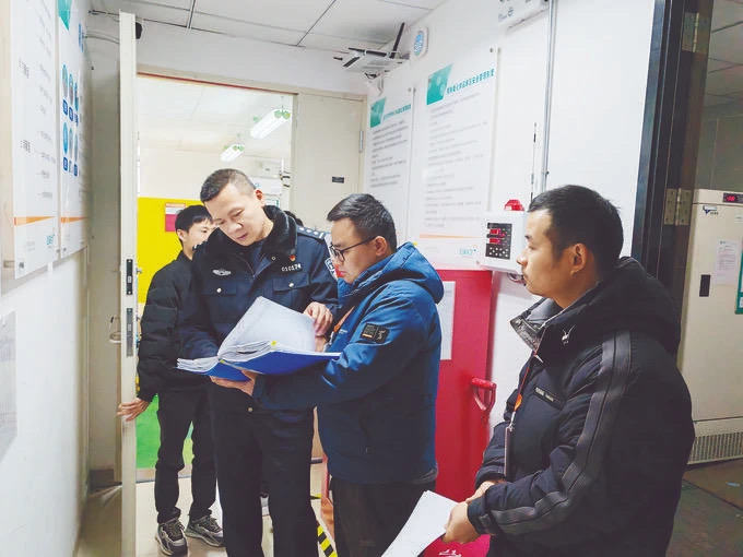 麓谷派出所民警深入企业开展安全检查