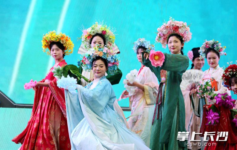 4日白天，长沙世界之窗还推出了“上春山赏春花”主题活动。