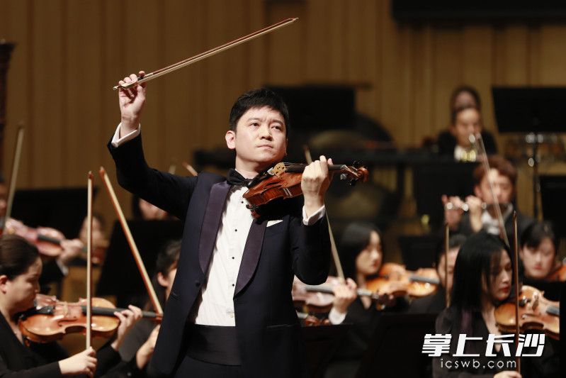 刘霄担任小提琴独奏。