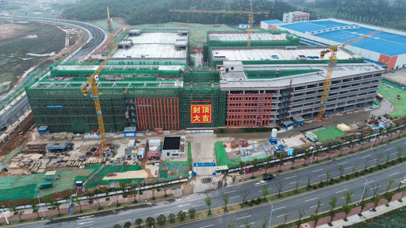 封顶仪式现场。长沙晚报通讯员 姚一夫 摄