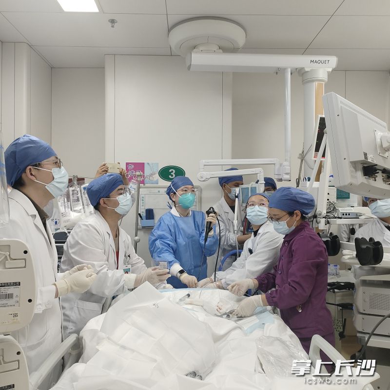 大咯血是呼吸与危重医学科的常见急危重症，决策要迅速，措施要精准，熟练完备的多学科救治体系更是与“死神”赛跑的关键。 通讯员 曹璇绚 郑云鹏 摄影报道