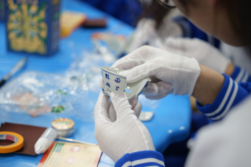 修复文物不仅是专业技术活，更考验耐心。