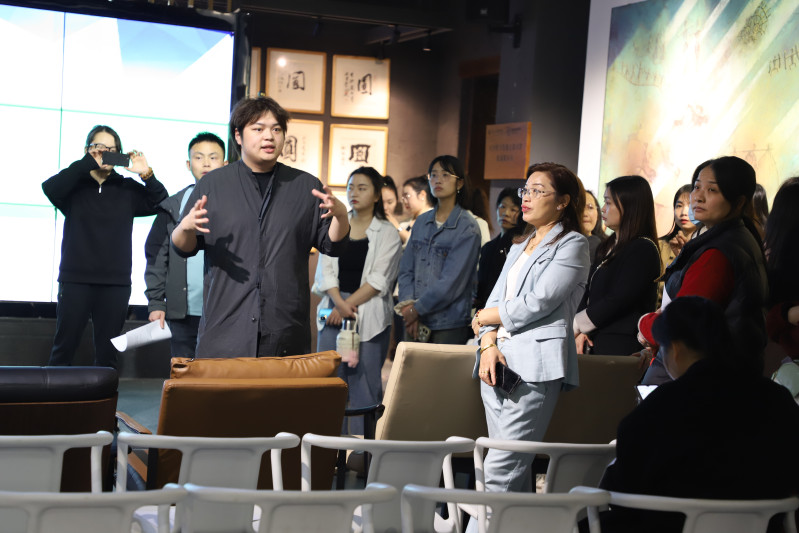 美术馆工作人员带领家长委员们参观了各类美术作品展。长沙晚报通讯员 吴娉婷 摄