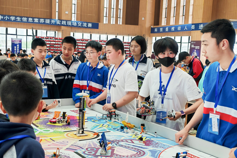 参赛队员们团结互助、相互协作。