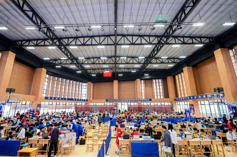 今日，长沙市中小学信息素养提升实践活动现场交流赛在东雅中学举行。长沙晚报通讯员 刘小凤 摄