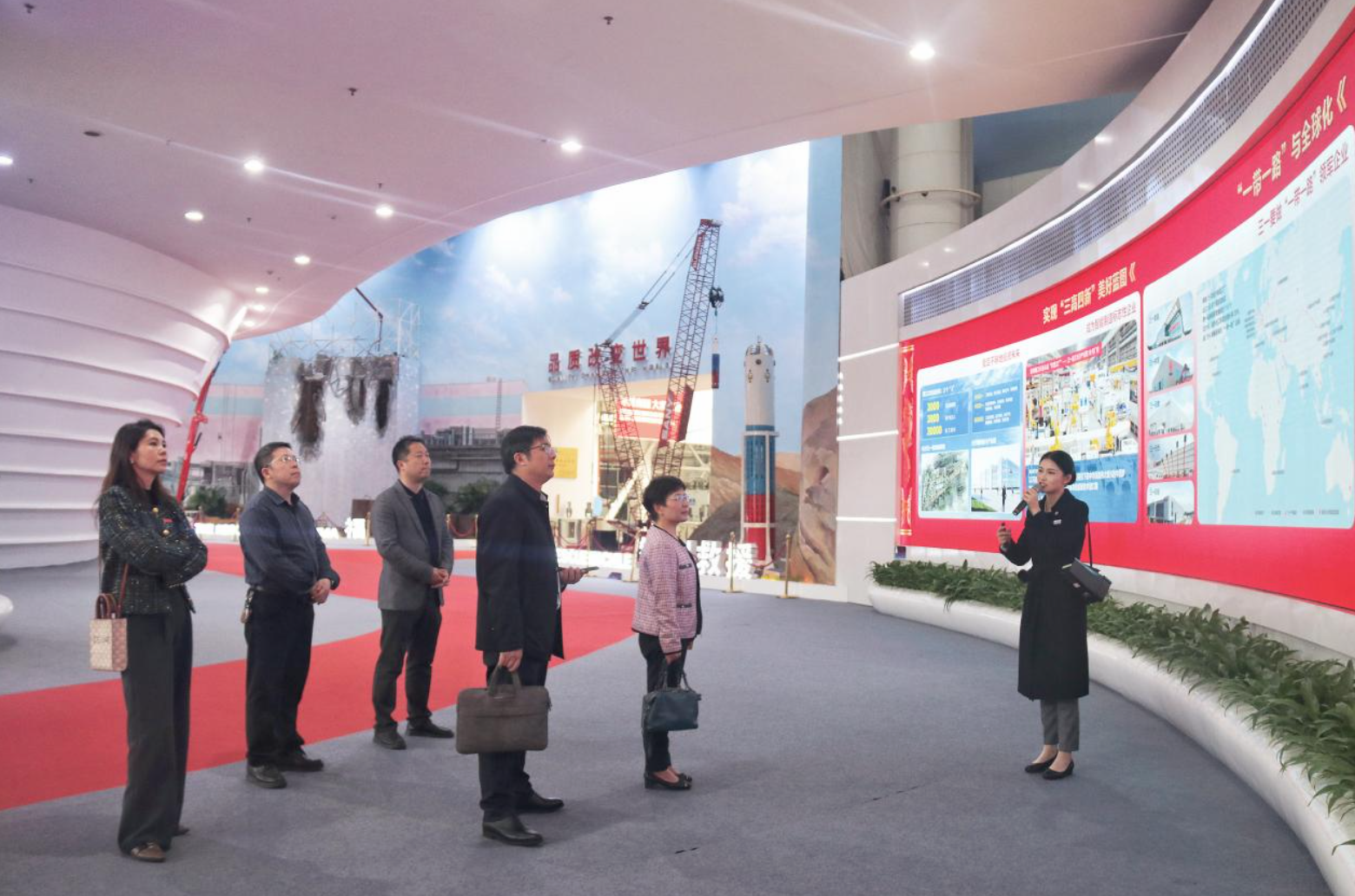 座谈会之前，长沙学院一行实地参观考察博世汽车公司、三一集团等园区代表企业。