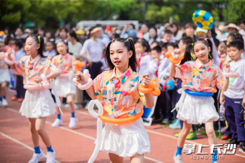 4月15日，育才二小足球节开幕。均为学校供图