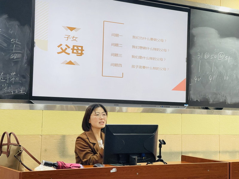 家长讲座，让父母跟孩子一起成长。