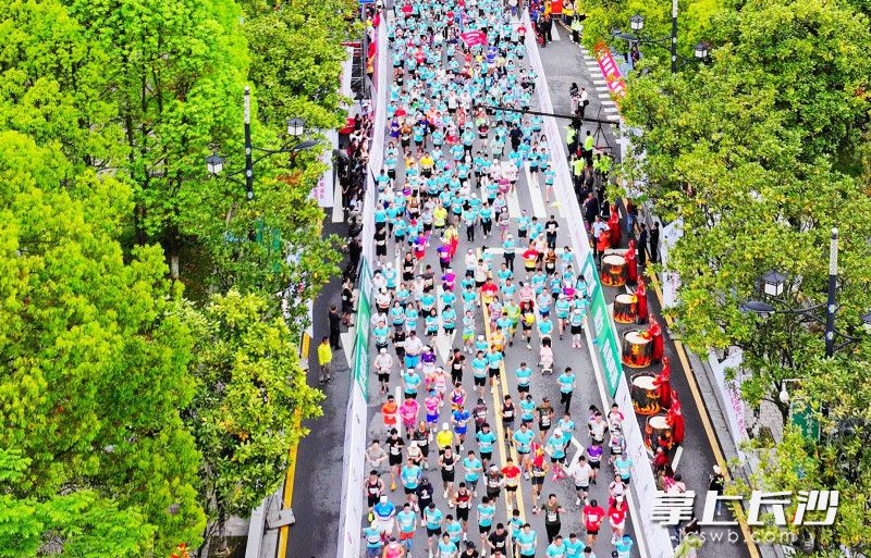 万名参赛者激情开跑。均为长沙晚报通讯员 邓道理 摄