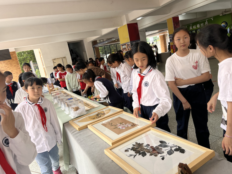 今日，雨花区以“聚焦课程建设 助推高质量发展”为主题，举办了“雨花区课程论坛暨课程建设成果展示活动”。均为长沙晚报通讯员 徐叶子 摄