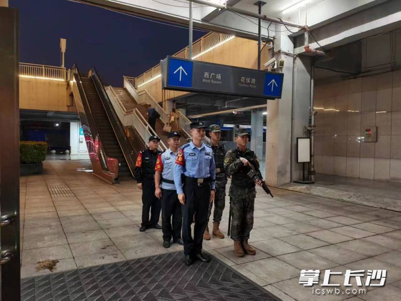 长沙南站派出所护航乘客出行。  均为长沙晚报通讯员张威供图