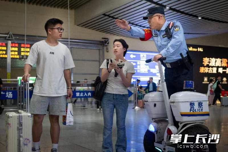 民警在巡逻。