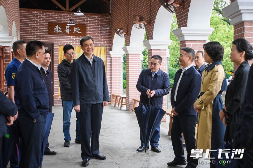 周海兵一行来到橘子洲景区，督导检查景区、地铁运行安全管理情况。  长沙晚报全媒体记者 郭雨滴 摄