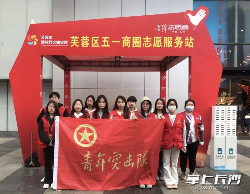 青年志愿者在五一假期持续为来长旅客提供志愿服务。