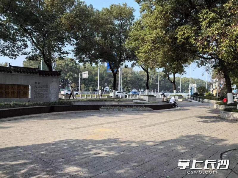 改造后的江阁广场为市民游客提供了打卡的最佳场所。
