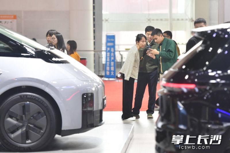 5日下午,湖南车展各展台有很多市民朋友准备下订。 均为长沙晚报全媒体记者 王志伟 摄 5日下午,湖南车展各展台有很多市民朋友准备下订。 均为长沙晚报全媒体记者 王志伟 摄