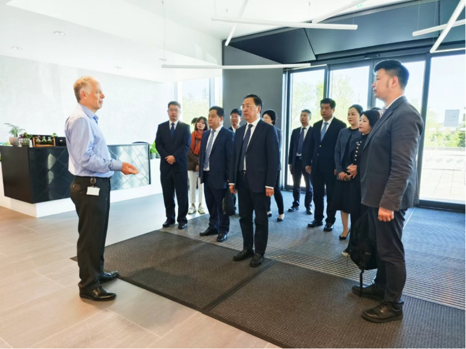 Tan Yong visits the TusPark Cambridge.